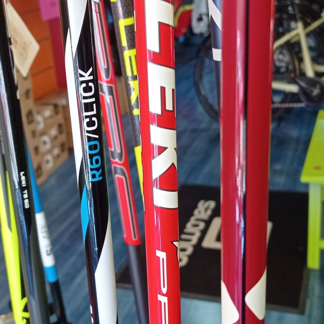 bicis Bastones técnicos y accesorios<br />
• Bastones Leki Ultimate Carbon, Race Shark Junior, Salomon S/Max Carbon, R60, Escape Sport, Escap Alu<br />
• Accesorios: dragoneras Fit Classic, Sport, Race y Shark, punteras para roller ski, gomas de repuesto<br />